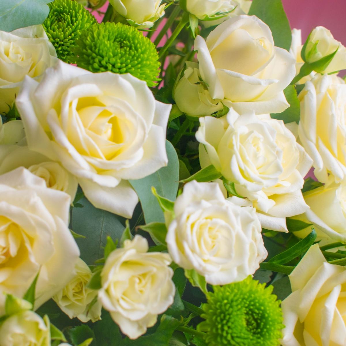 41 белая роза и хризантемы в коробке