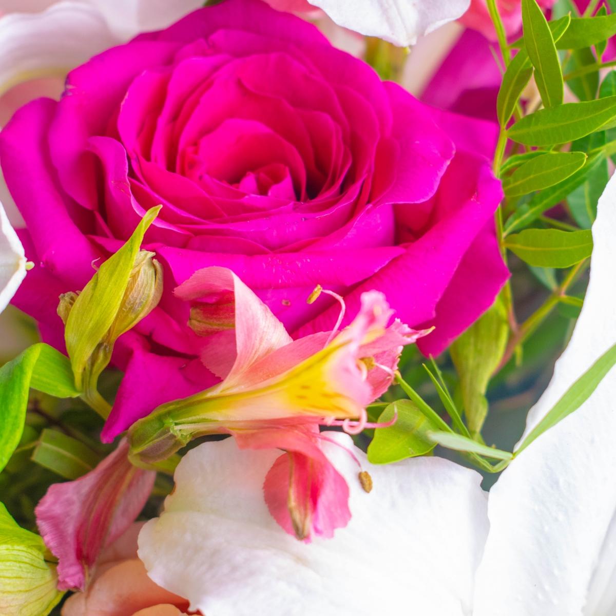 Коробка цветов с белой лилией и розами