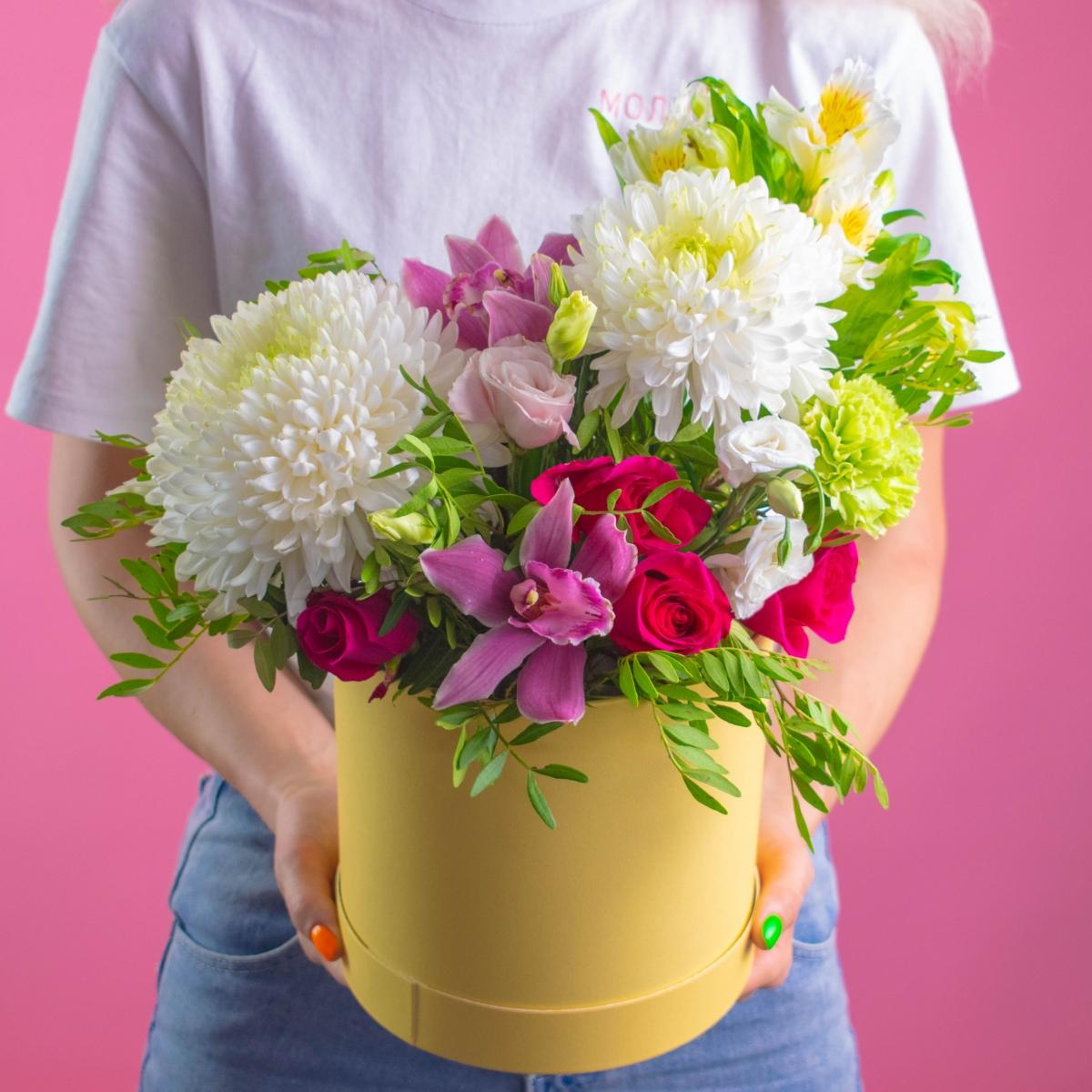Коробка цветов с белыми хризантемами и орхидеями