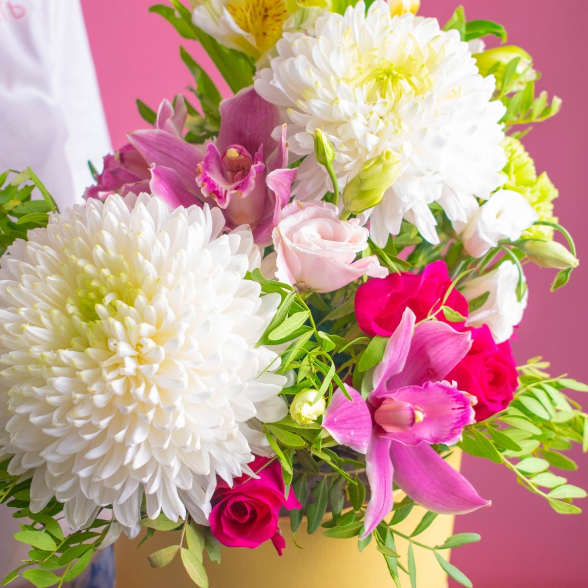 Коробка цветов с белыми хризантемами и орхидеями
