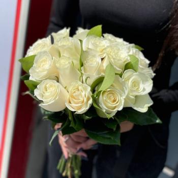 Свадебный букет из 15 белых роз и салала