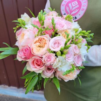 Свадебный букет из 25 роз и фрезии