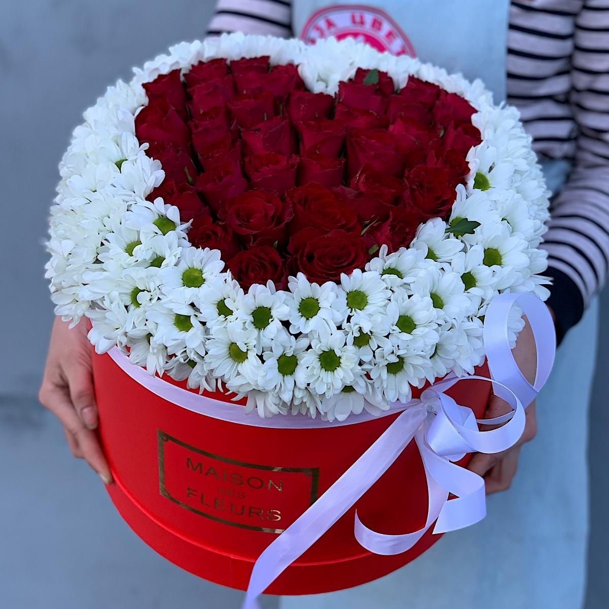 Коробка с розами в форме сердца и хризантемами