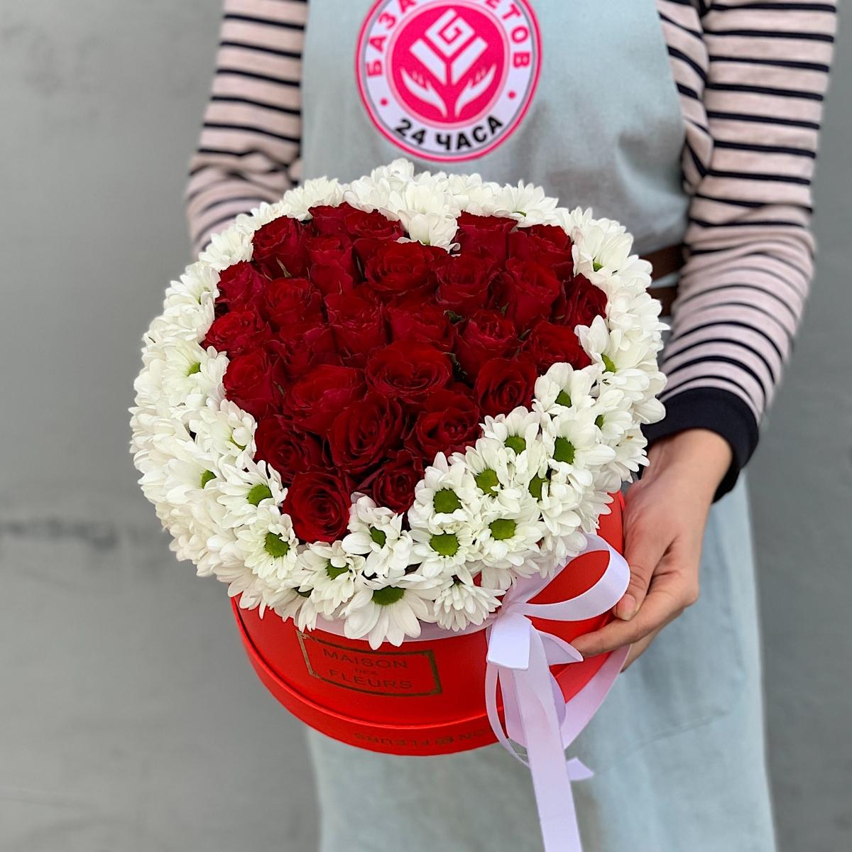 Коробка с розами в форме сердца и хризантемами