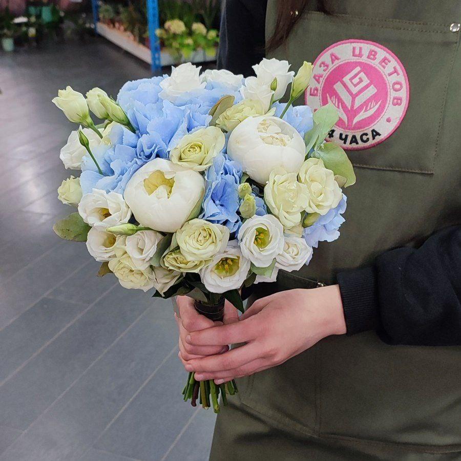 Свадебный букет с розами и голубой гортензией