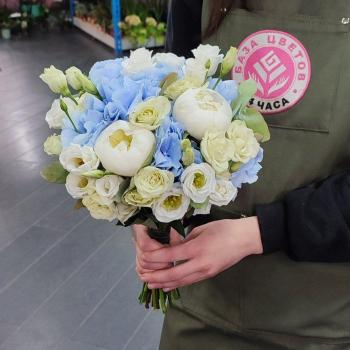 Свадебный букет с розами и голубой гортензией