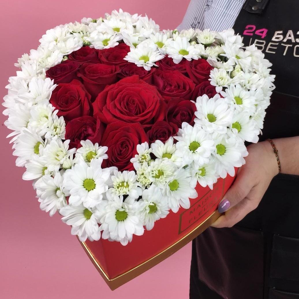 Коробка-сердце с 15 розами и хризантемами