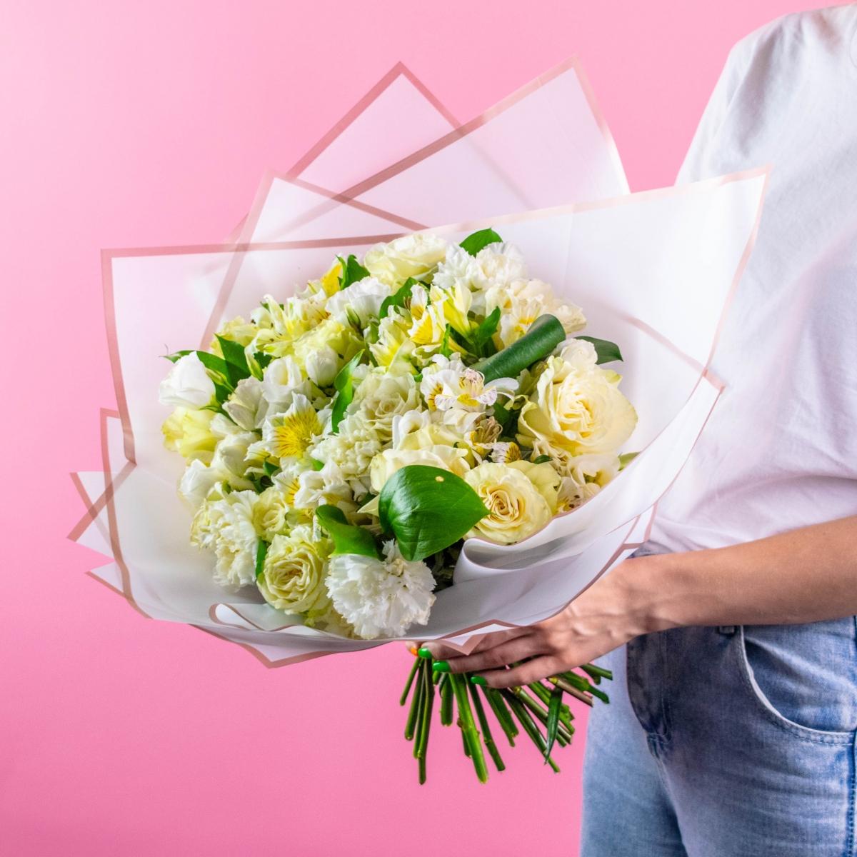 Букет с розами и лизиантусами для мамы