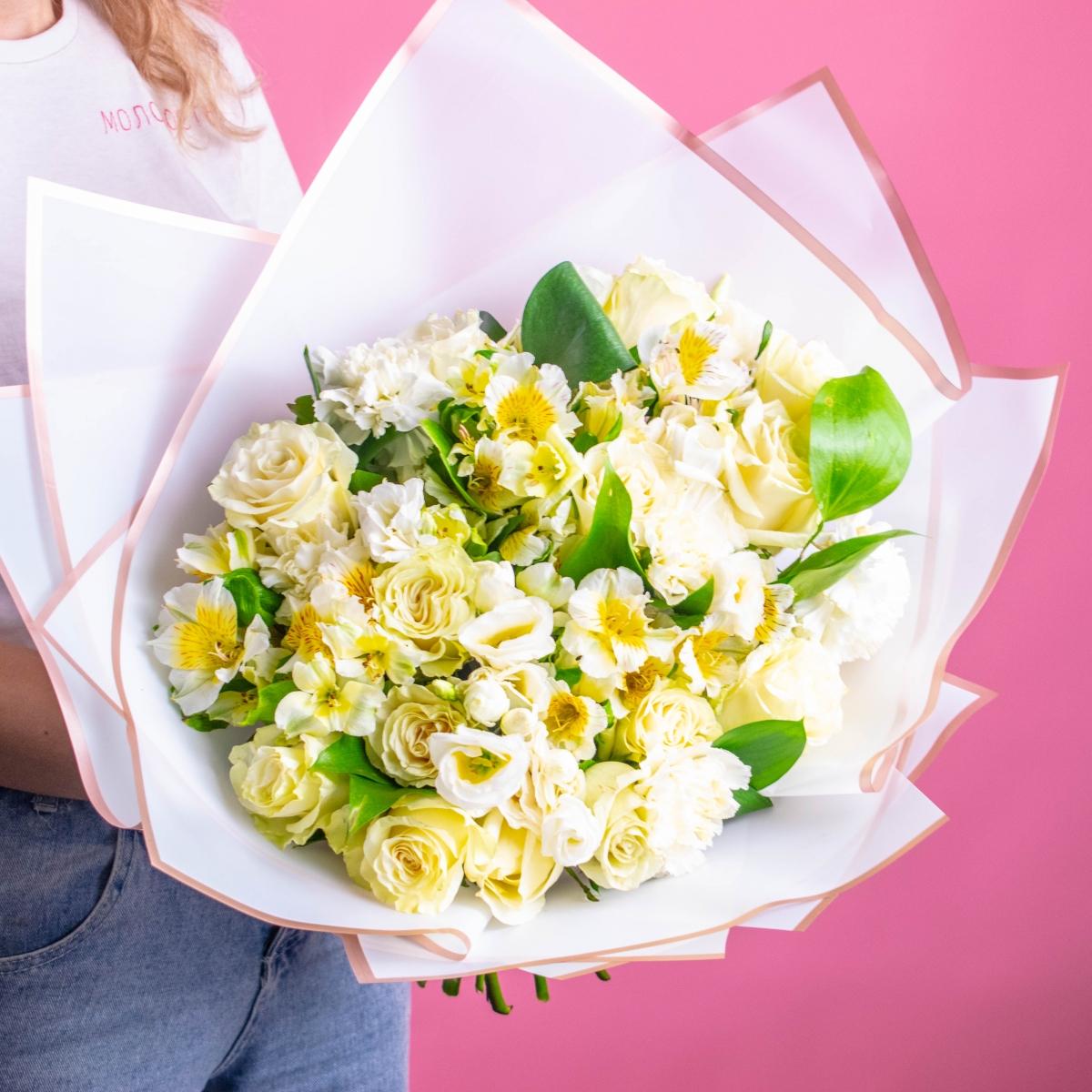 Букет с розами и лизиантусами для мамы