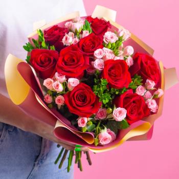 15 красных и розовых роз