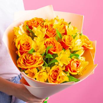 11 жёлтых роз с альстромериями