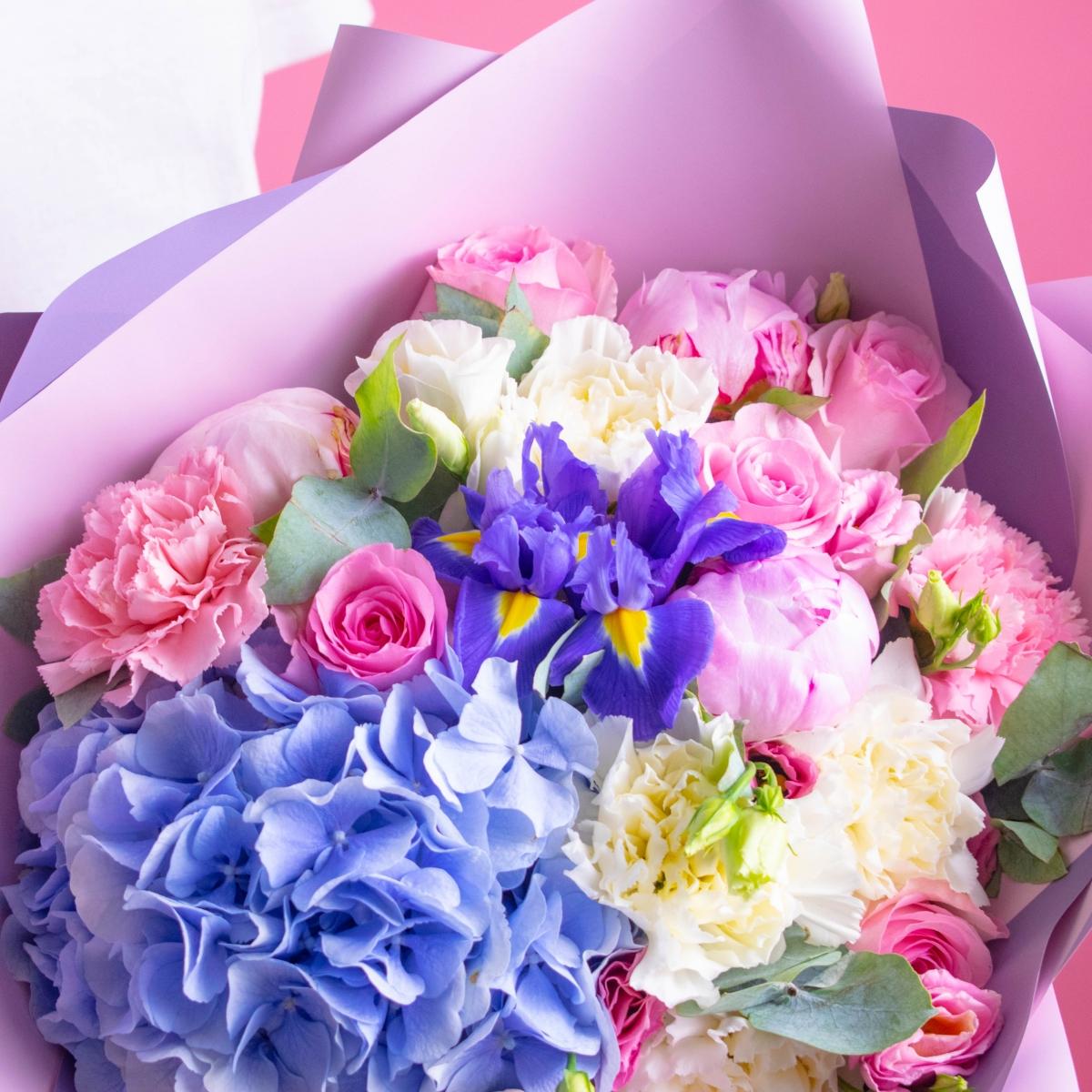 Букет с синей гортензией и розами