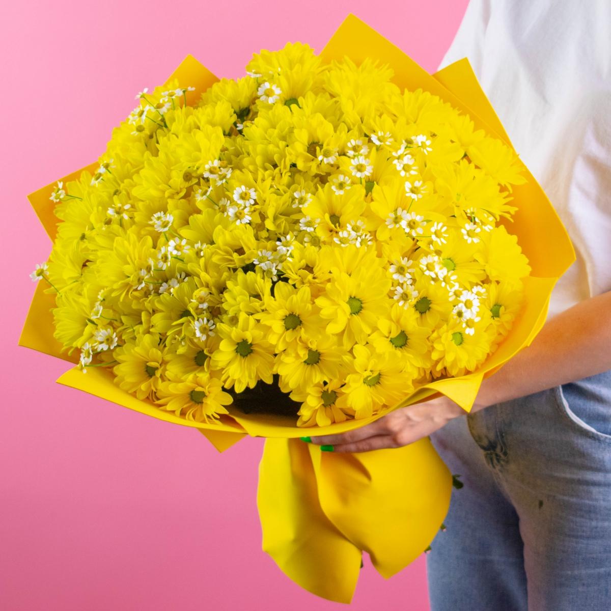 Букет 15 желтых кустовых хризантем