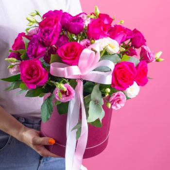 11 розовых роз с лизиантусами в коробке