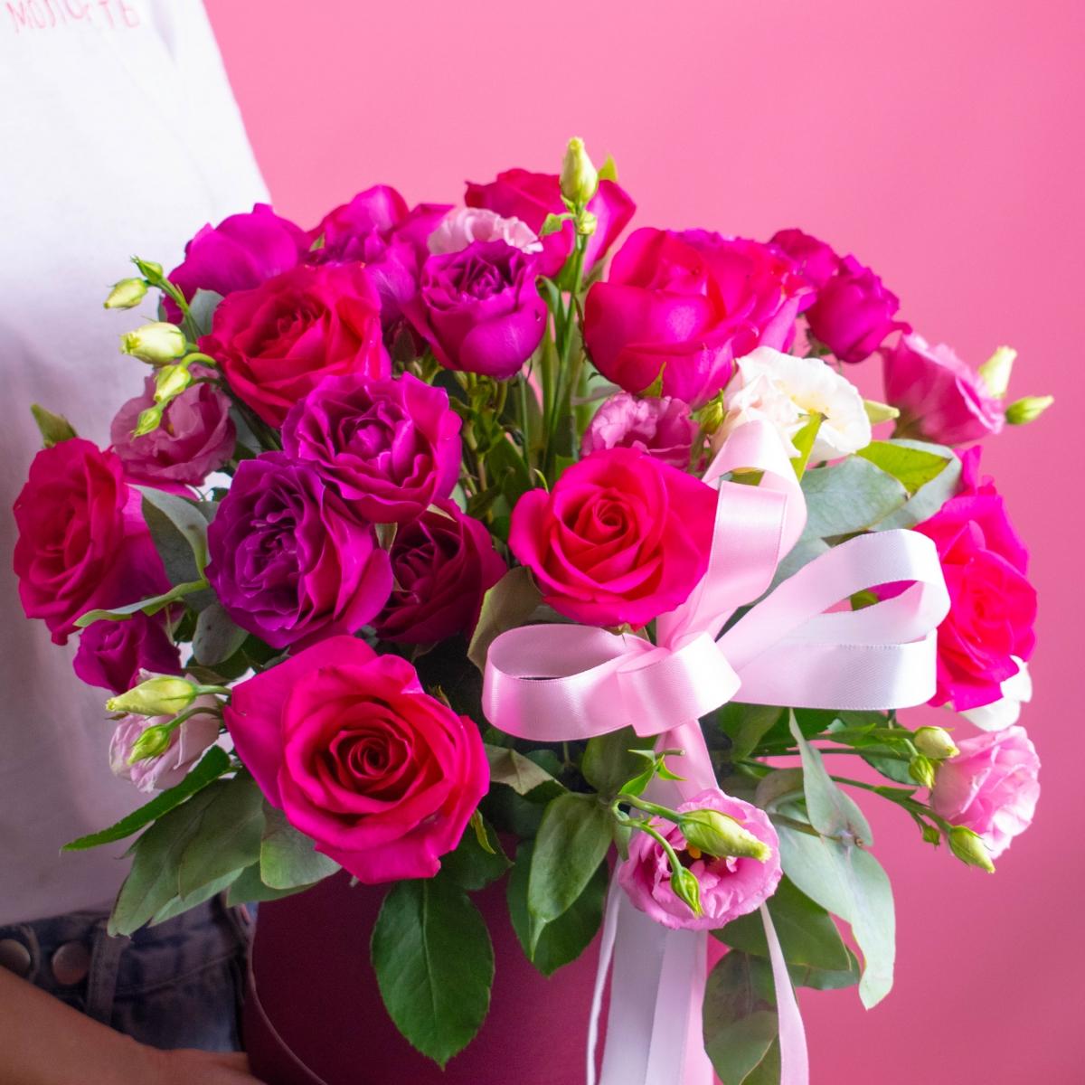 11 розовых роз с лизиантусами в коробке