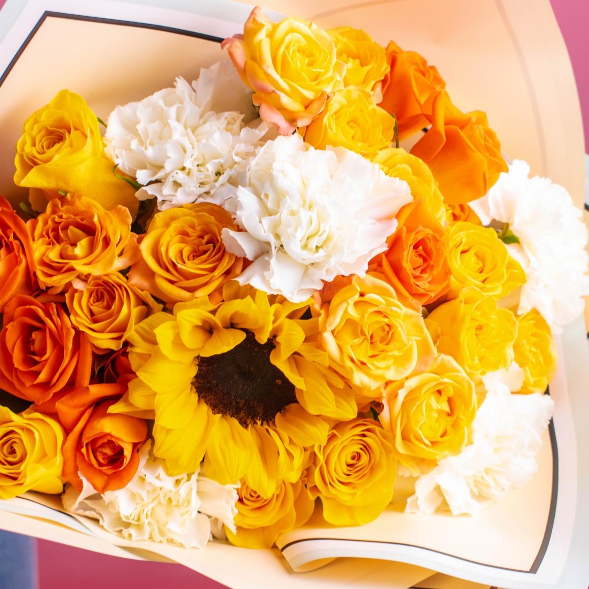 Букет с 11 жёлтыми розами и гелиантусом