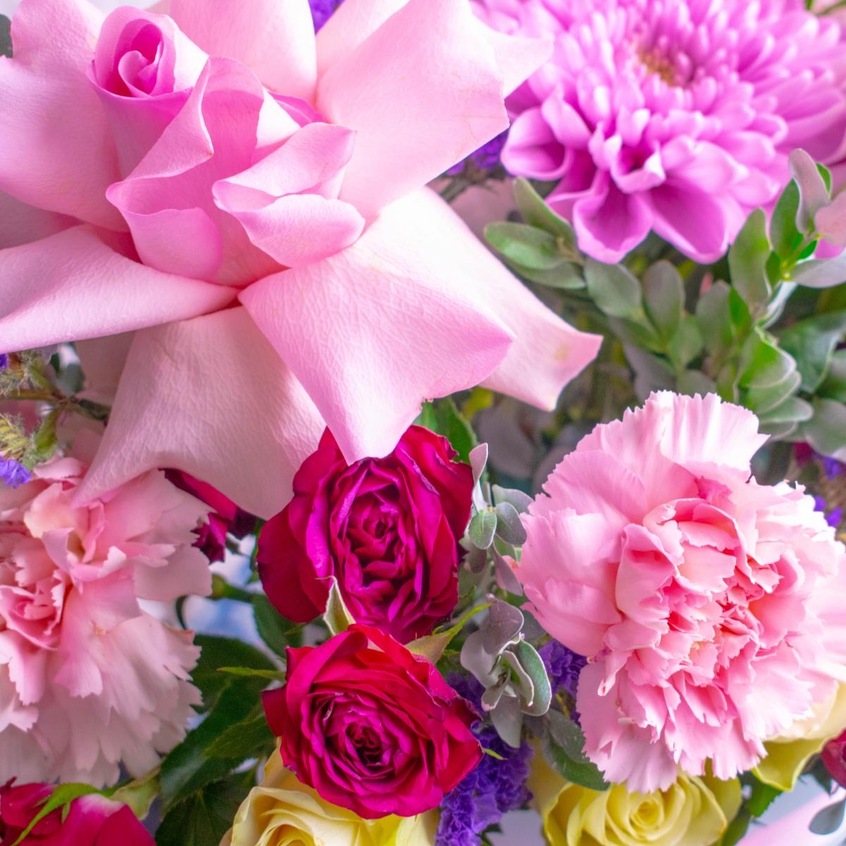 Коробка цветов с розами и розовыми гвоздиками