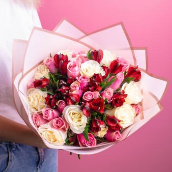 Розовые и белые розы с альстромериями