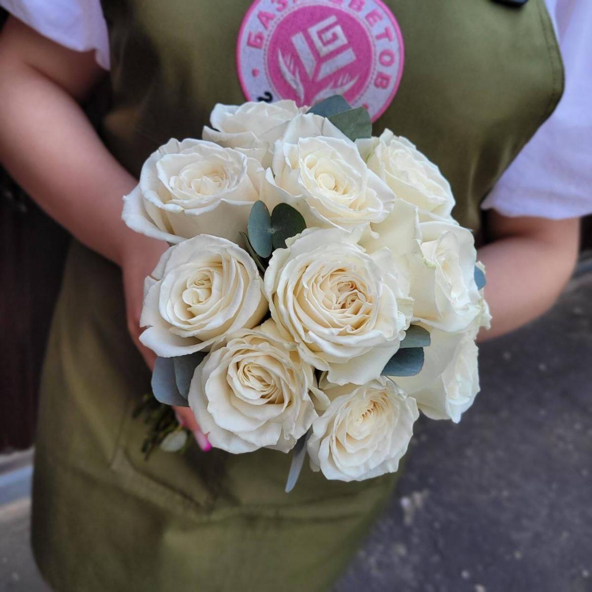Свадебный букет из 15 белых роз