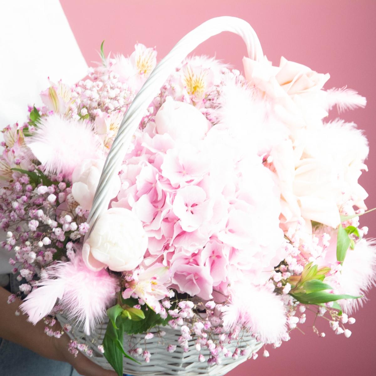 Букет цветов с розовой гортензией и розами