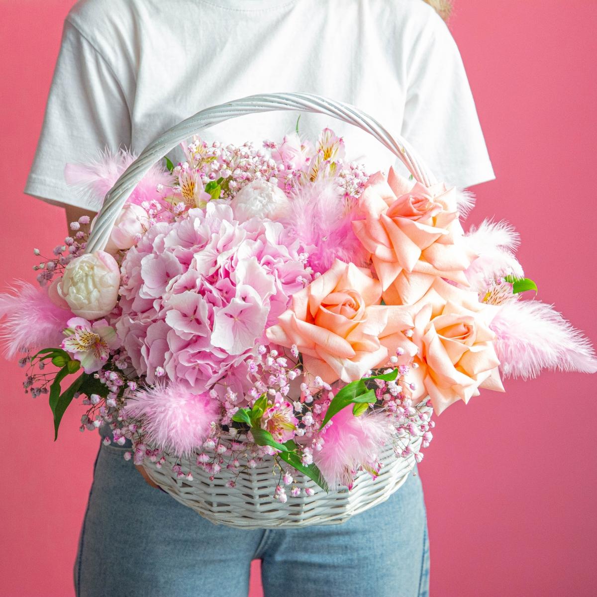 Букет цветов с розовой гортензией и розами