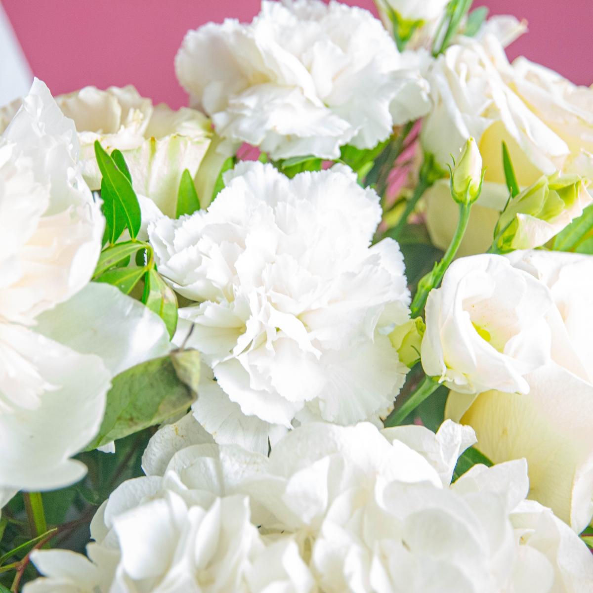 Яркий букет с белыми розами на 14 февраля