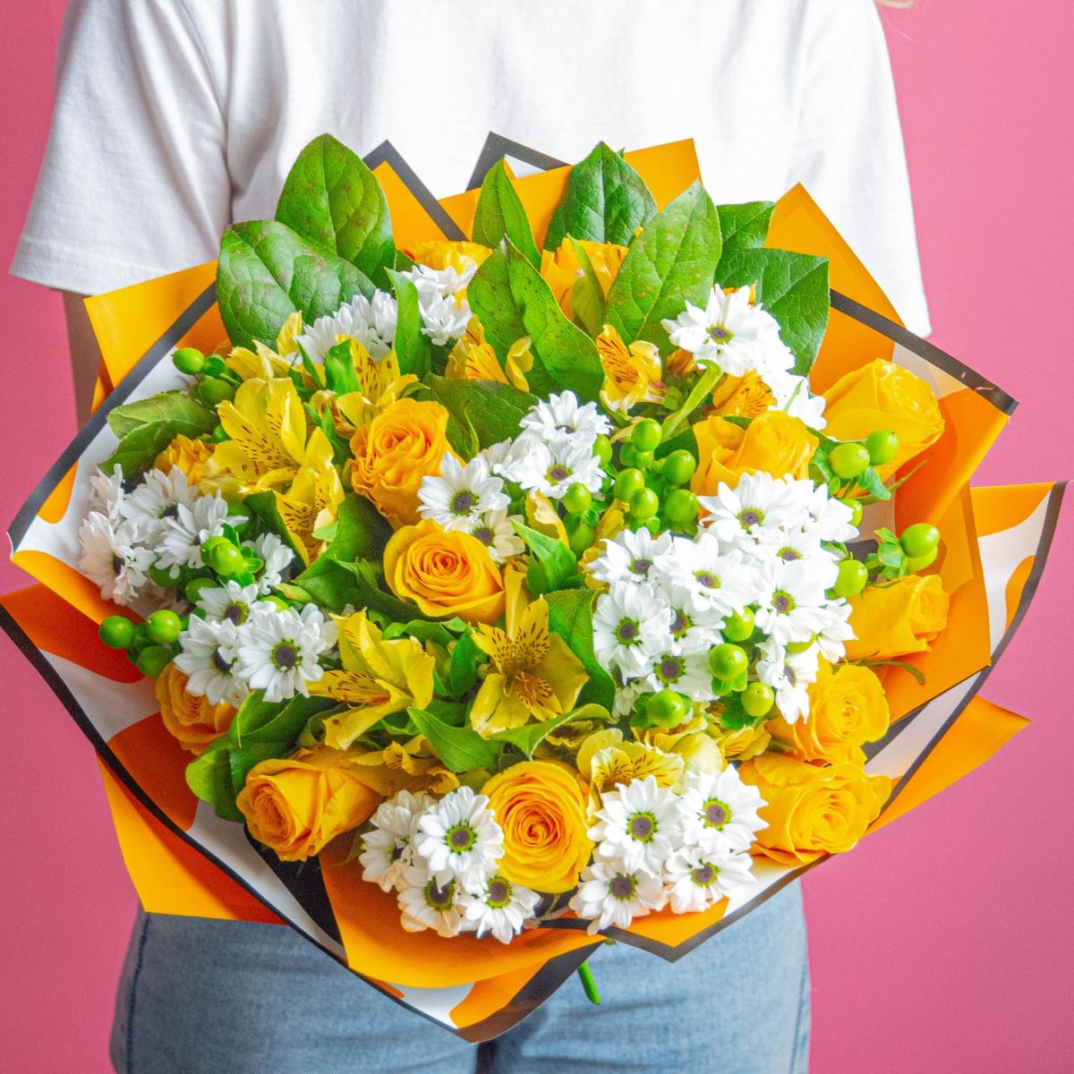 15 жёлтых роз с белой хризантемой