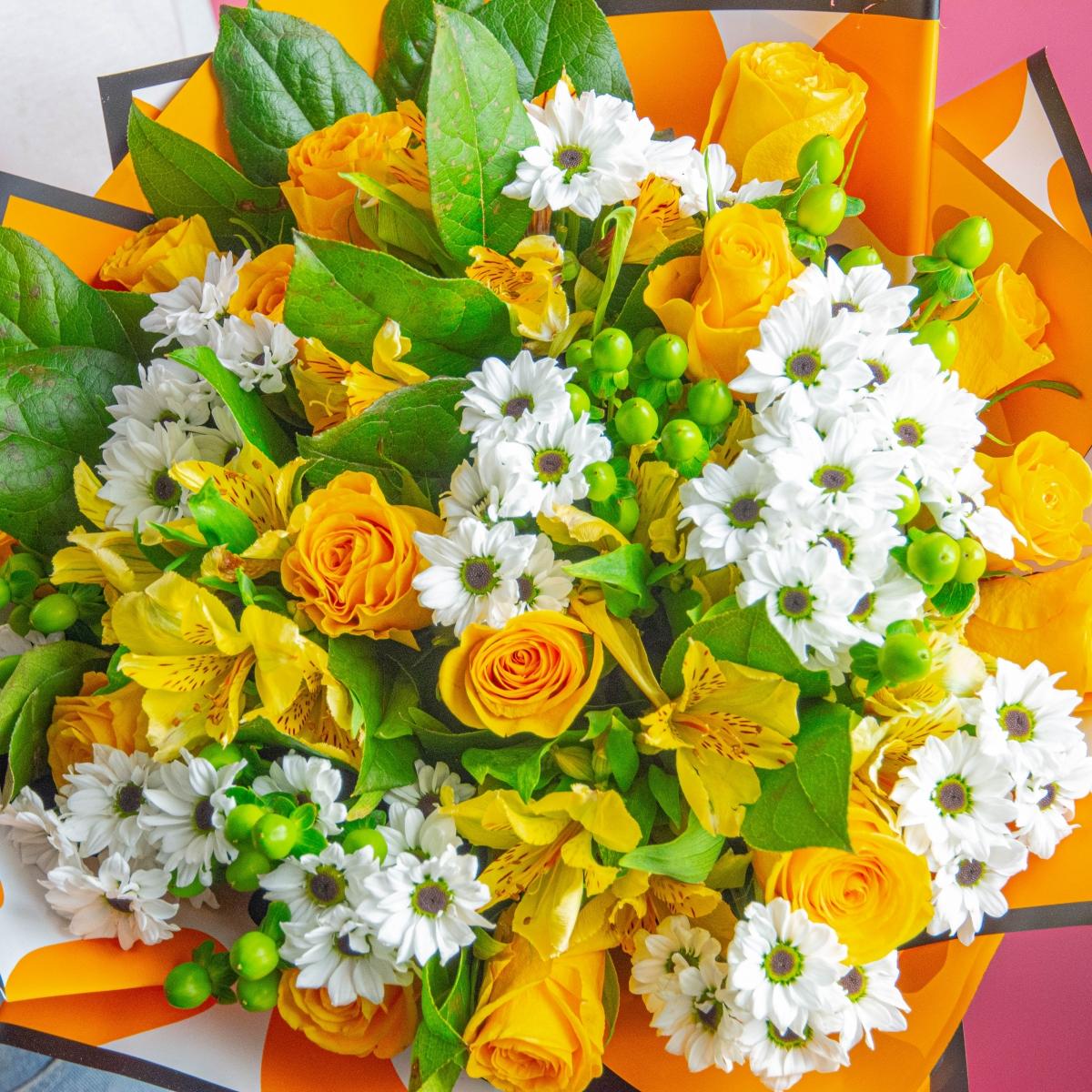 15 жёлтых роз с белой хризантемой