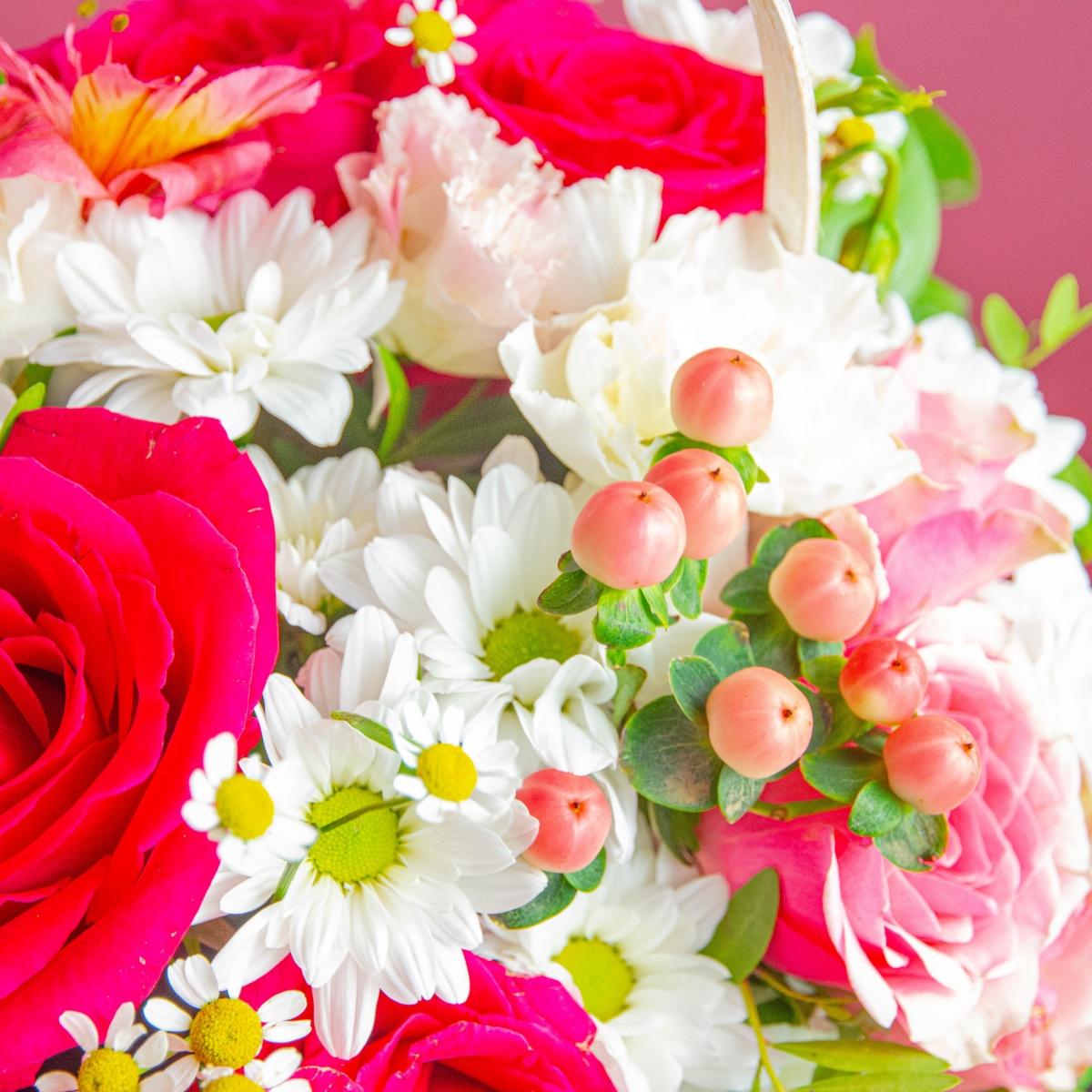 Корзина цветов с розовыми розами на 14 февраля