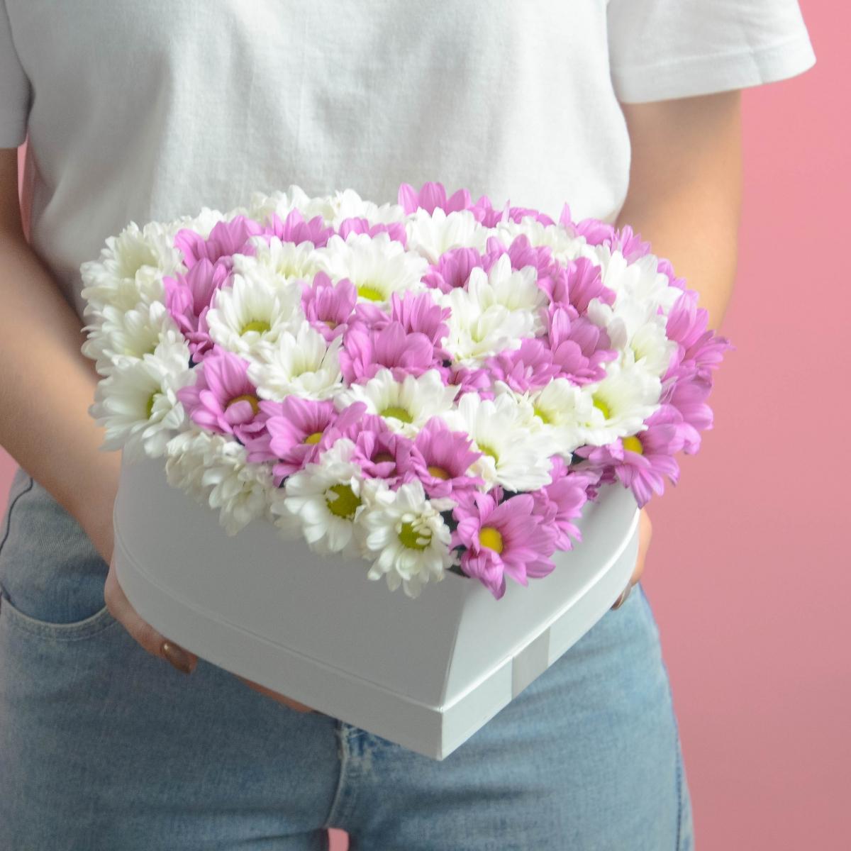 Розовые и белые хризантемы в коробке-сердце