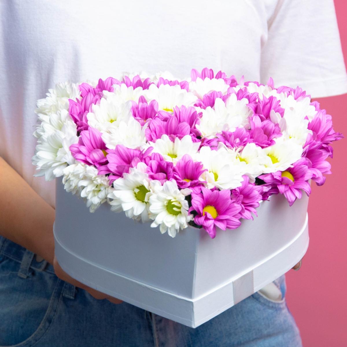 Розовые и белые хризантемы в коробке-сердце