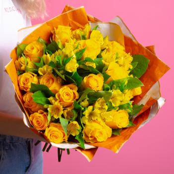 15 жёлтых роз с альстромерией