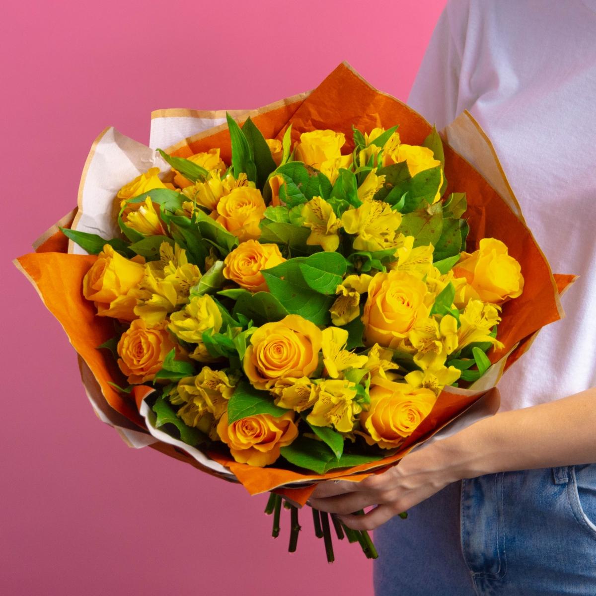 15 жёлтых роз с альстромерией