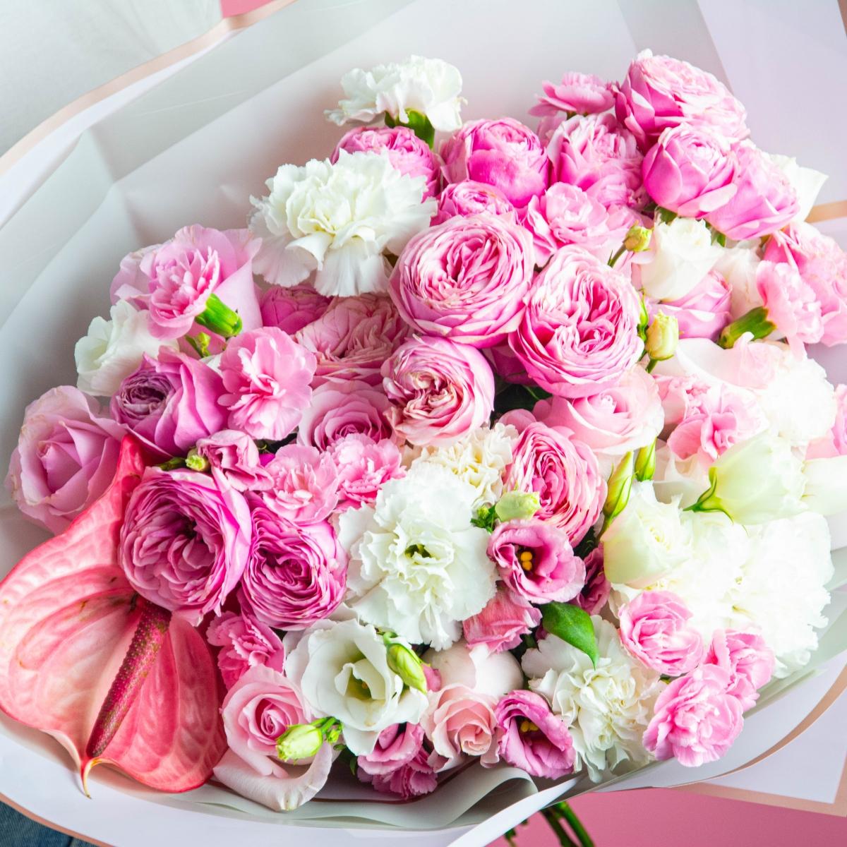 Букет с 5 розовыми кустовыми розами и 9 гвоздиками