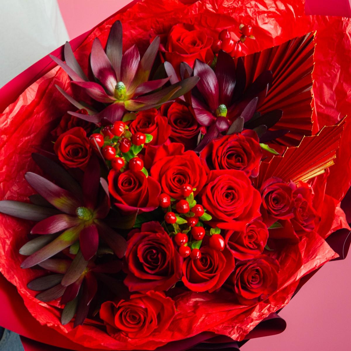 Букет с 17 красными розами и леукодендроном