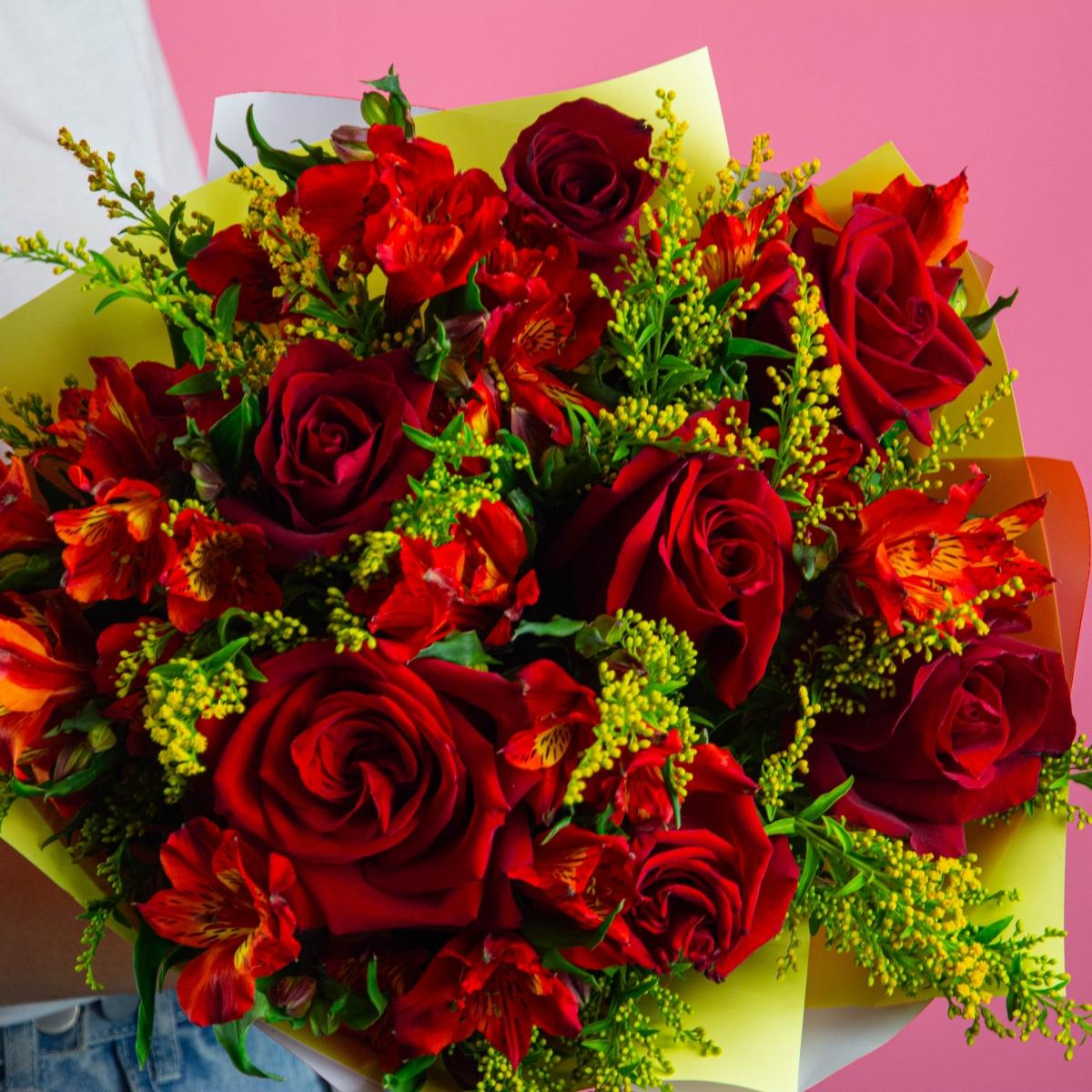 7 красных роз с альстромериями