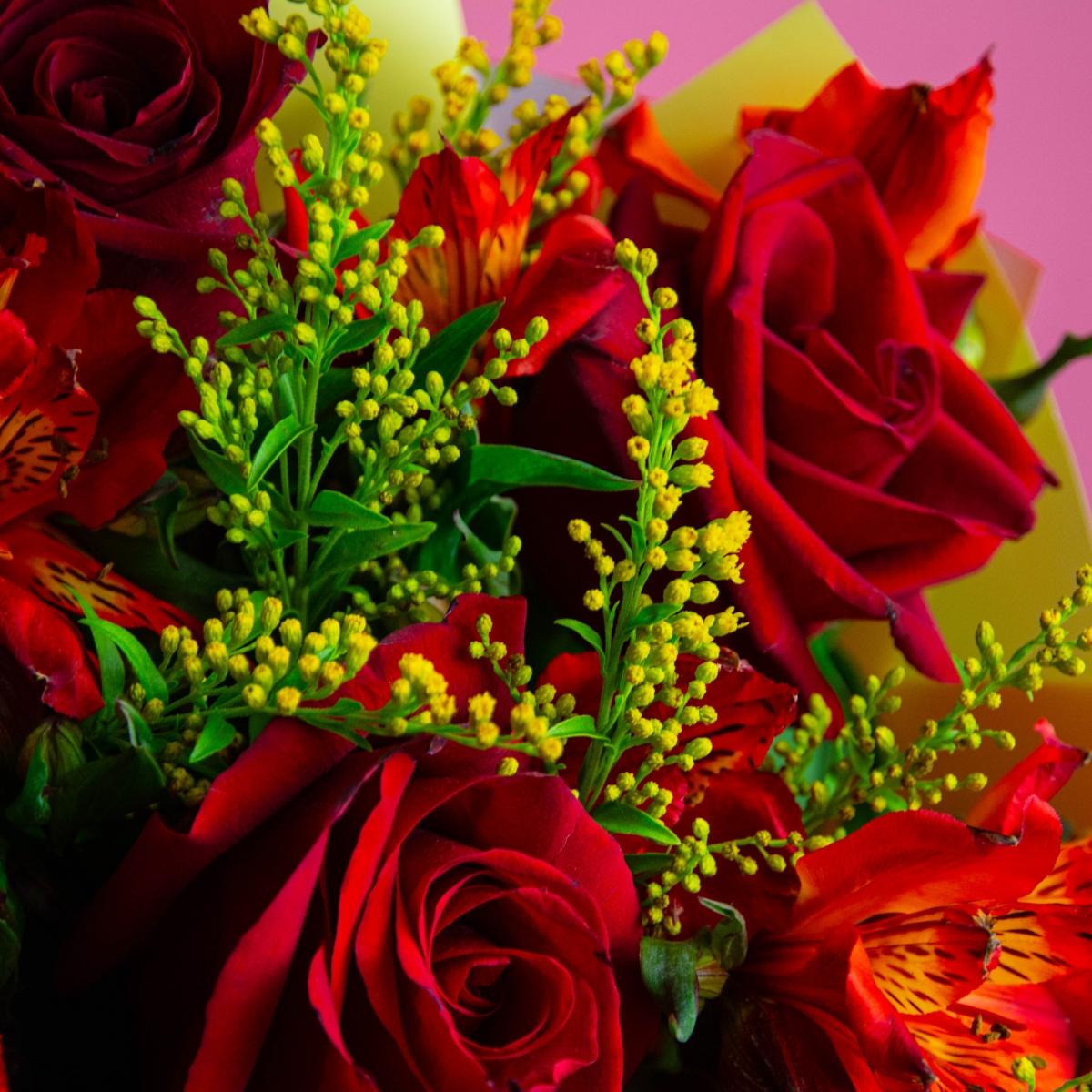 7 красных роз с альстромериями