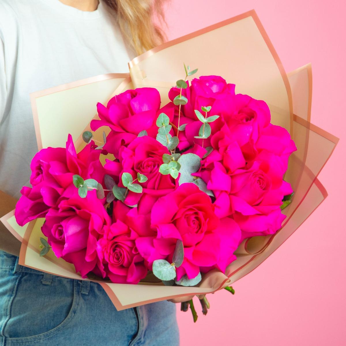 9 розовых роз с эвкалиптом