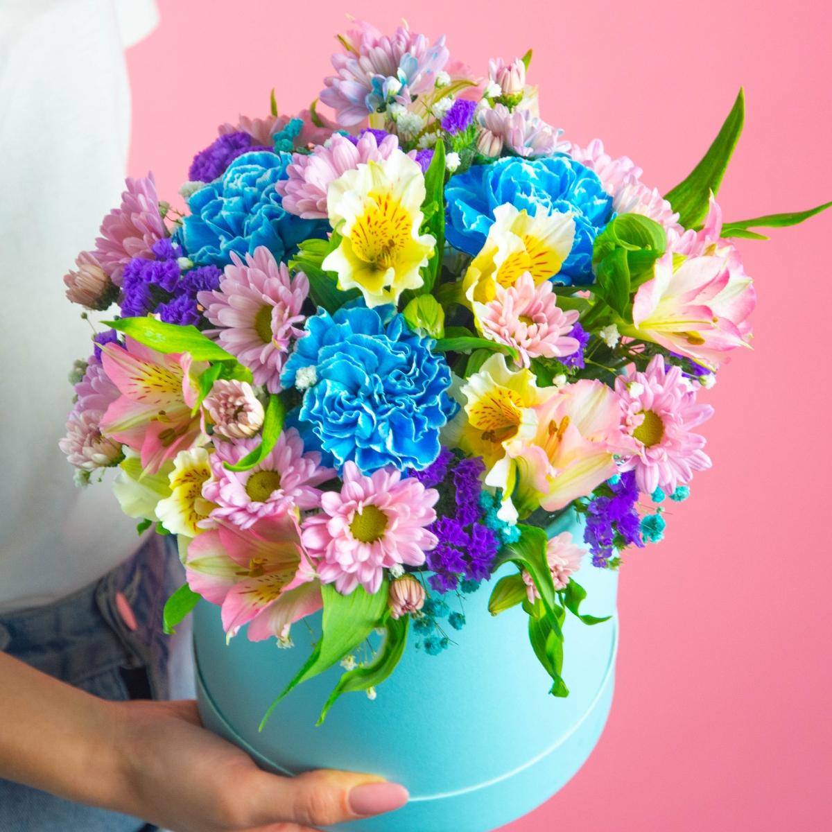 Коробка цветов с гвоздиками для девушки