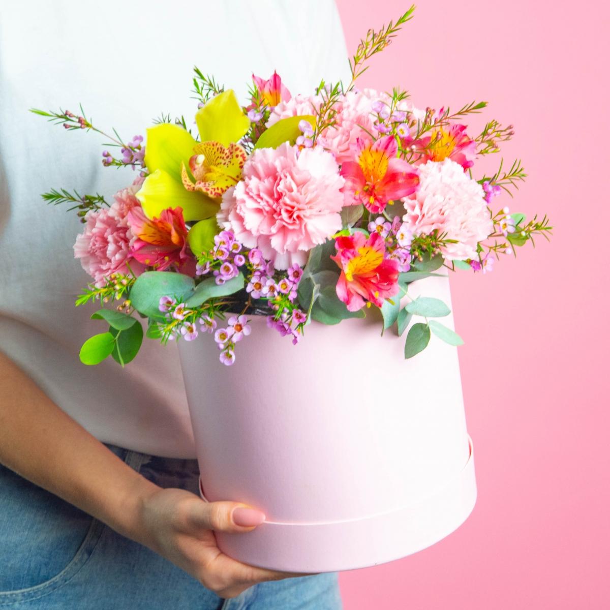 Коробка цветов с 7 розовыми гвоздиками