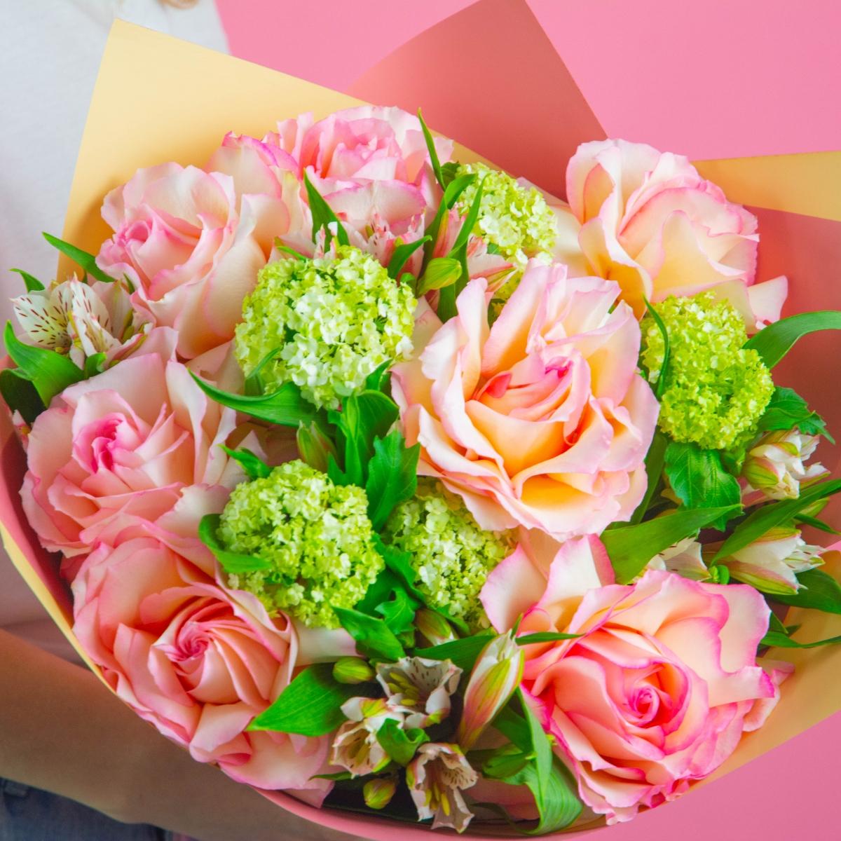 7 розовых роз с зелёными альстромериями
