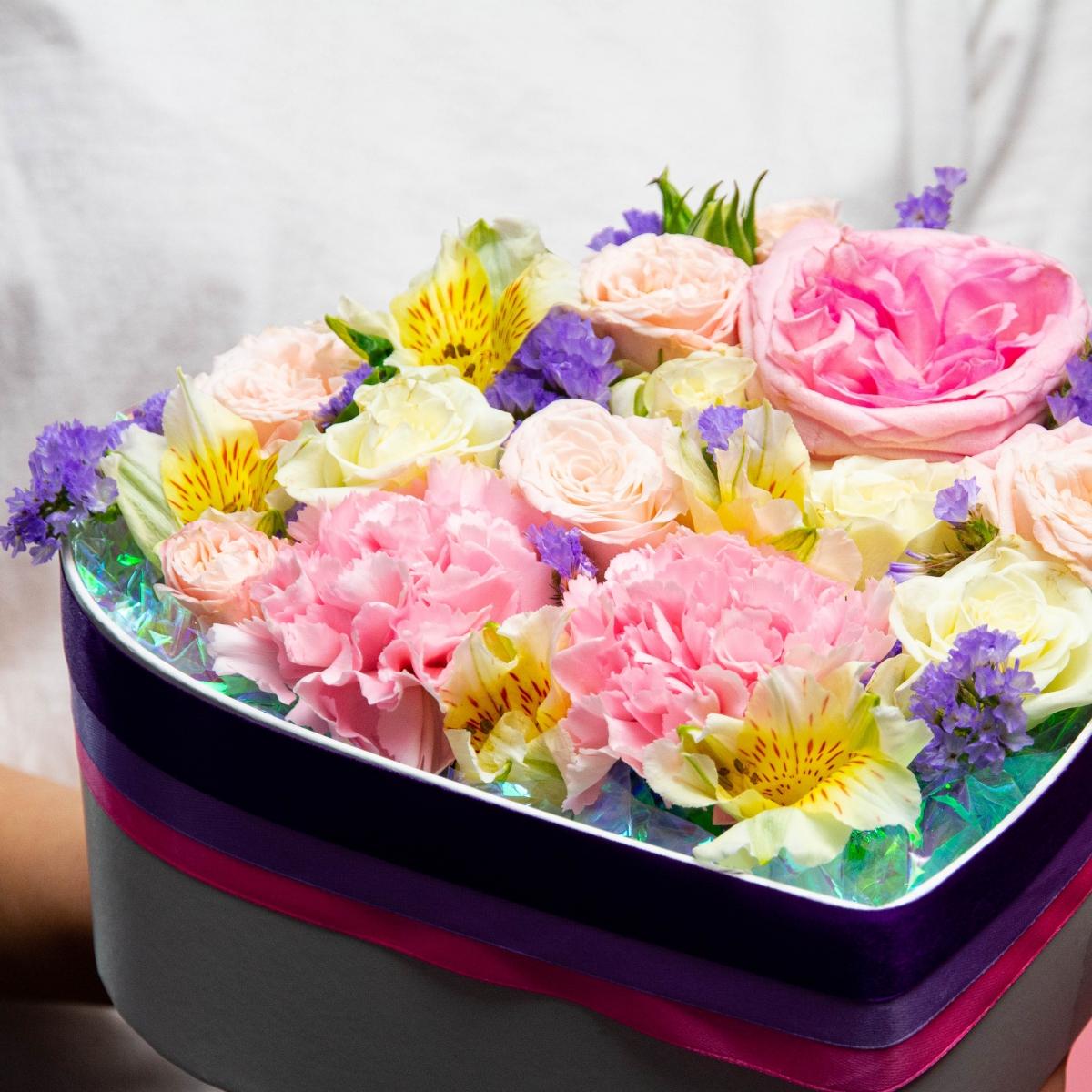 Коробка-сердце с кустовыми розами на 8 марта