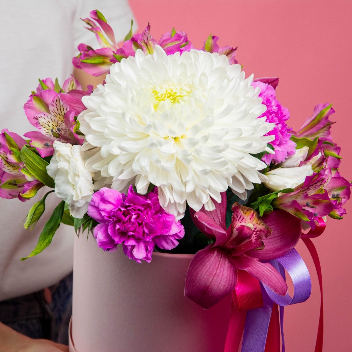 Коробка цветов с белой хризантемой и альстромериями