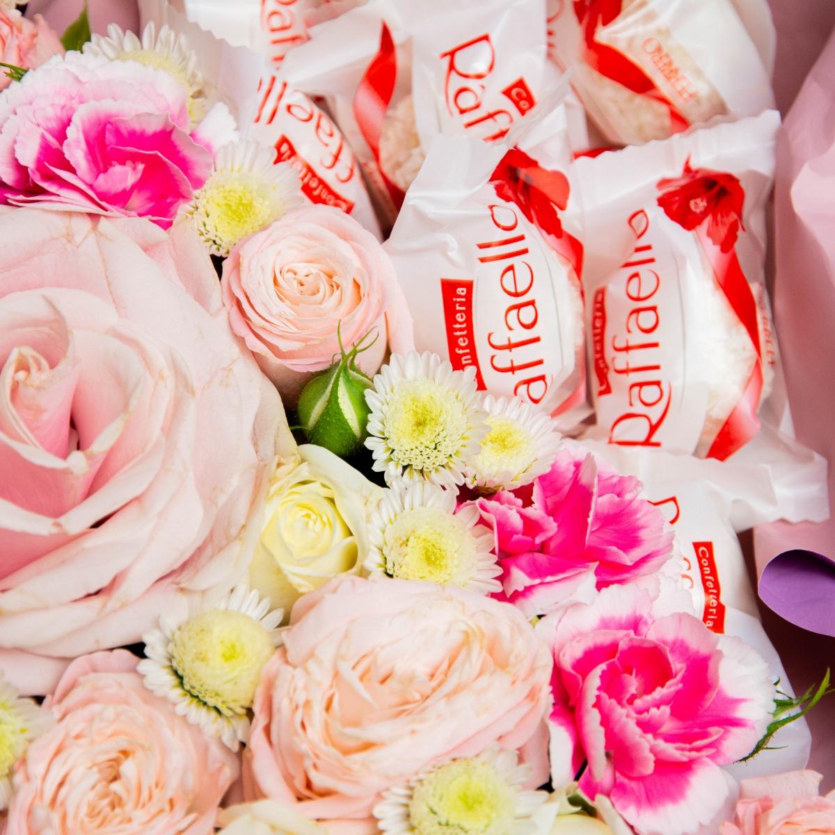 Коробка-сердце с розами и конфетами
