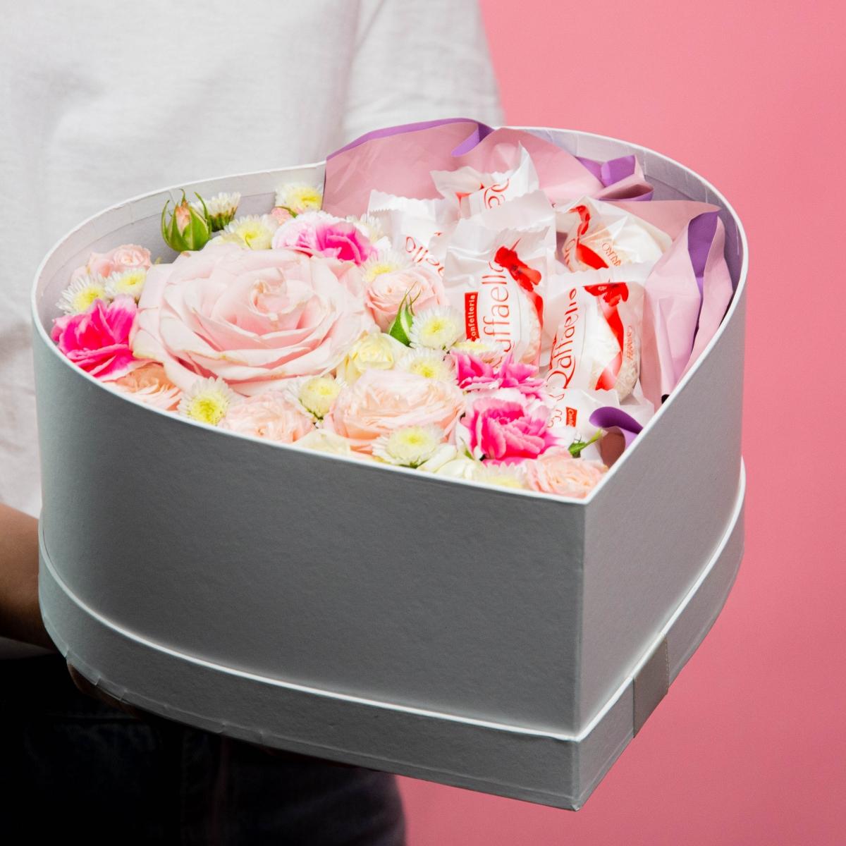 Коробка-сердце с розами и конфетами