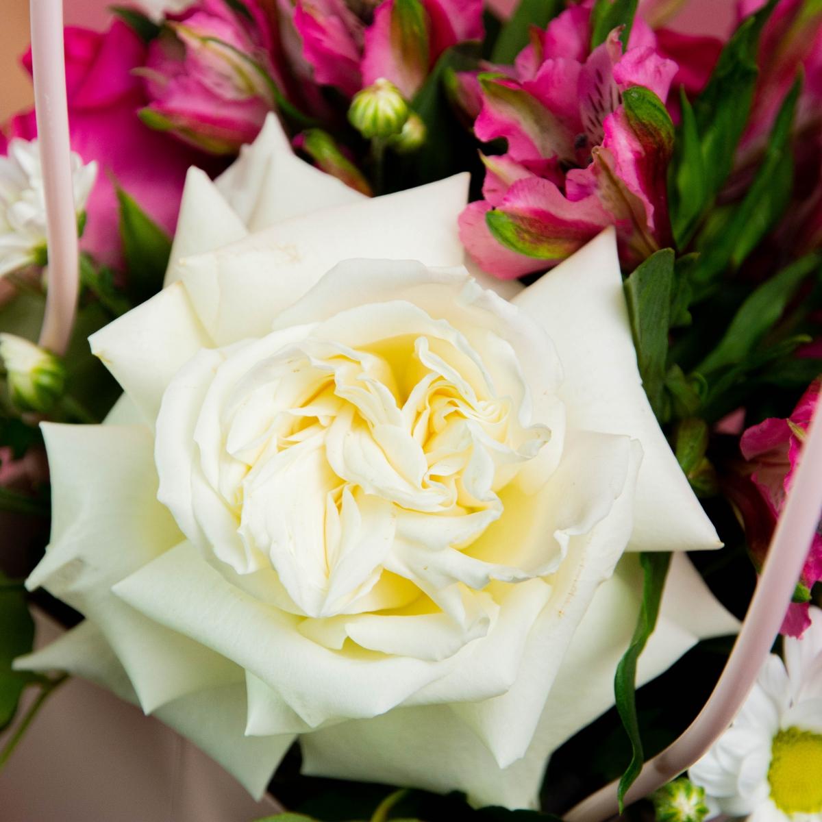 Сумочка для цветов с розами и хризантемой