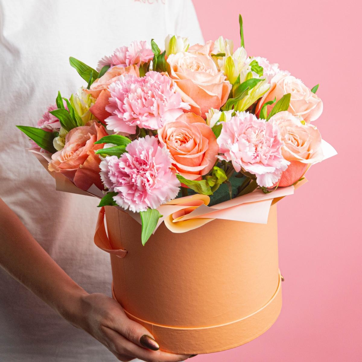 Коробка цветов с розами и розовыми гвоздиками