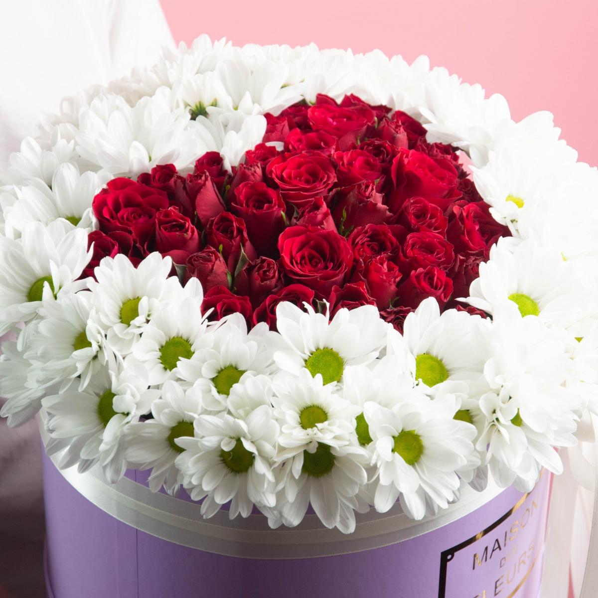 Красные розы в форме сердца с хризантемами в коробке