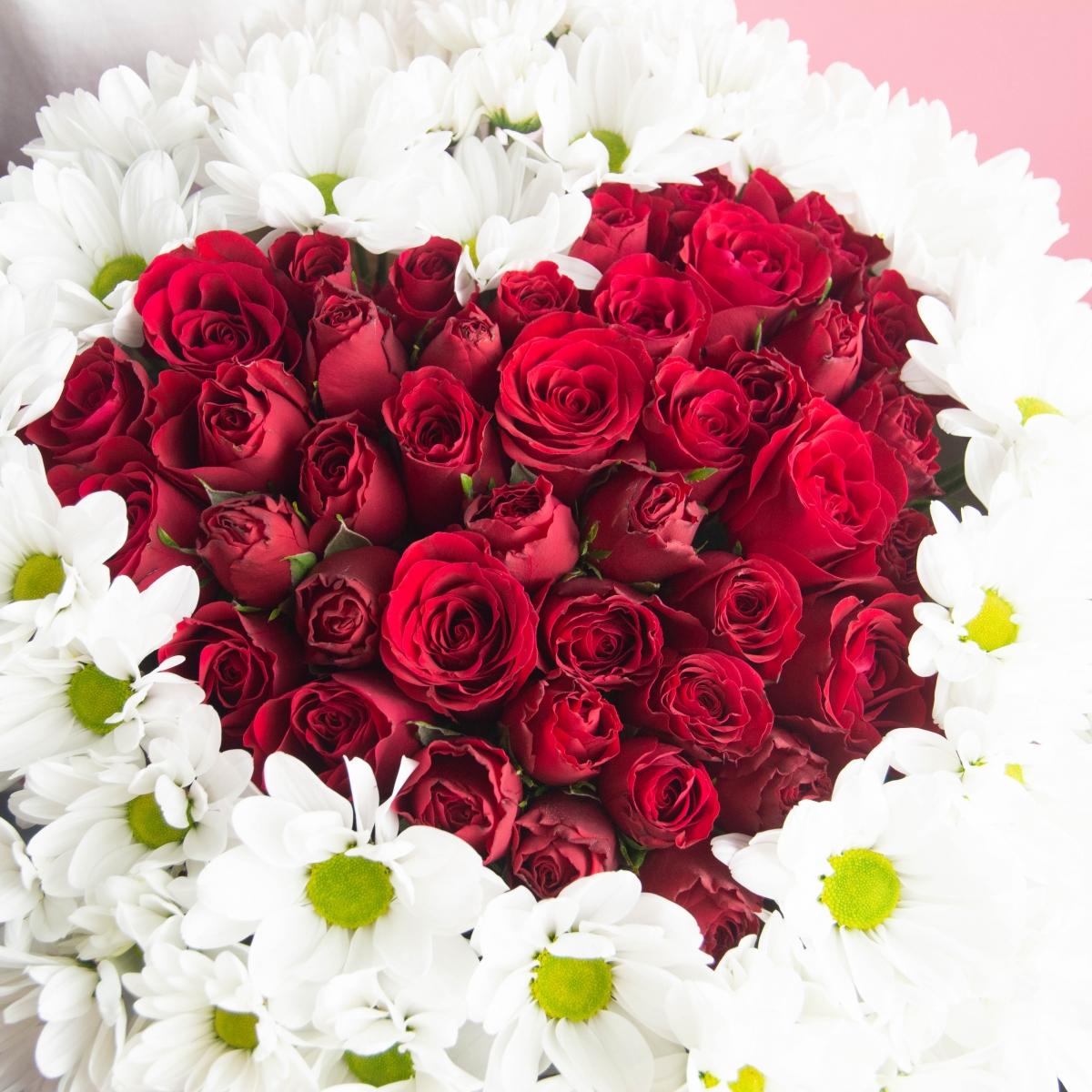 Красные розы в форме сердца с хризантемами в коробке