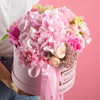 Коробка цветов с розовой гортензией и розами
